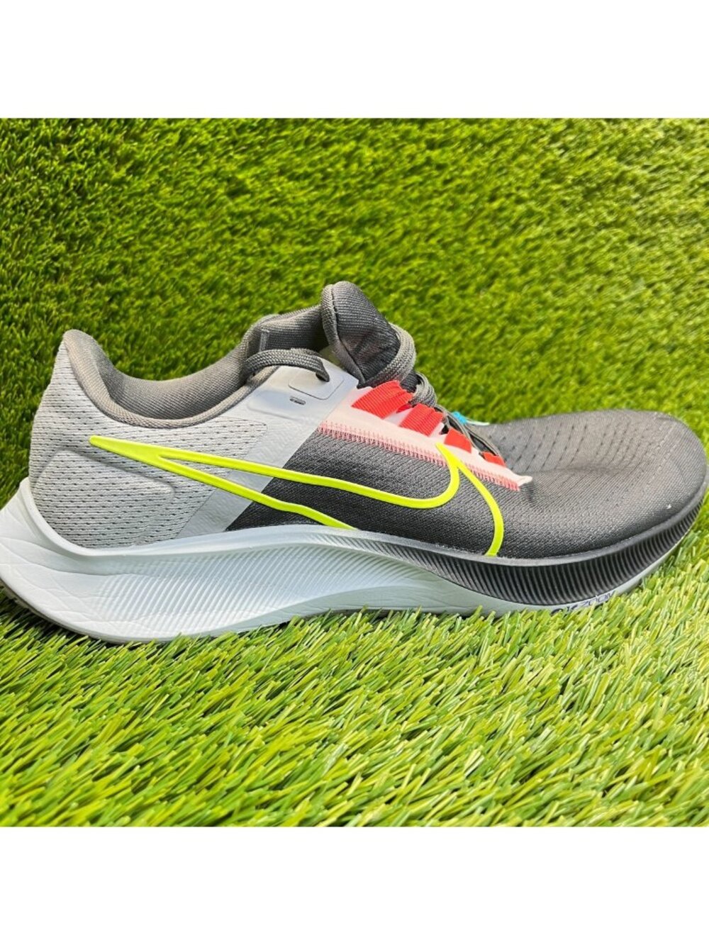 Nike Air Zoom Pegasus 38 Mens Size 10 Black Gray Athletic Running Shoes Sneakers